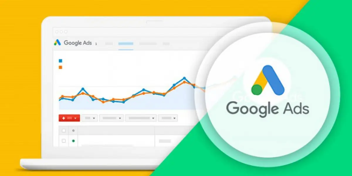 Illustrazione di un portatile bianco visto di tre quarti su fondo giallo e verde diviso in diagonale, sullo schermo un pannello Google Ads con un grafico a due linee che sale, sotto una tabella di righe grigie e un pulsante rosso, e sulla destra il logo Google Ads dentro un cerchio chiaro